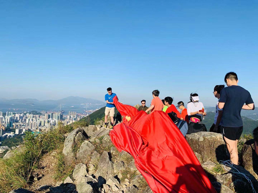 祝福祖国!香港青年在狮子山挂超大国旗